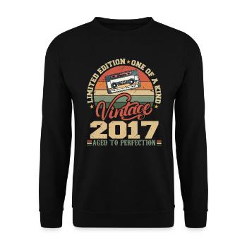 Vintage 2017 Cadeau D'anniversaire Retro 2017 - Sweat-shirt Unisexe - noir - Devant - Alina (178cm) & Michal (187cm)
