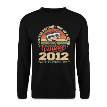 Jahrgang 2012 Retro Geburtstagsgeschenk 2012 - Unisex Pullover - Schwarz - Vorne - Alina (178cm) & Michal (187cm)