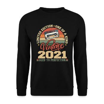 Vintage 2021 Cadeau D'anniversaire Retro 2021 - Sweat-shirt Unisexe - noir - Devant - Alina (178cm) & Michal (187cm)