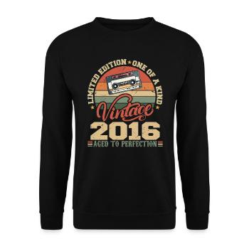 Vintage 2016 Cadeau D'anniversaire Retro 2016 - Sweat-shirt Unisexe - noir - Devant - Alina (178cm) & Michal (187cm)