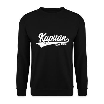 KAPITÄN SEIT 2025 - Unisex Pullover - Schwarz - Vorne - Alina (178cm) & Michal (187cm)