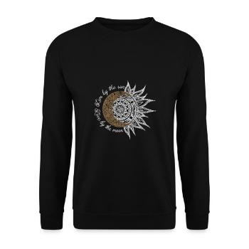 Mandela, Moon, Live by the sun, love by the moon - Unisex Pullover - Schwarz - Vorne - Alina (178cm) & Michal (187cm)