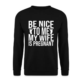 Sei nett zu mir meine Frau ist schwanger - Unisex Pullover - Schwarz - Vorne - Alina (178cm) & Michal (187cm)