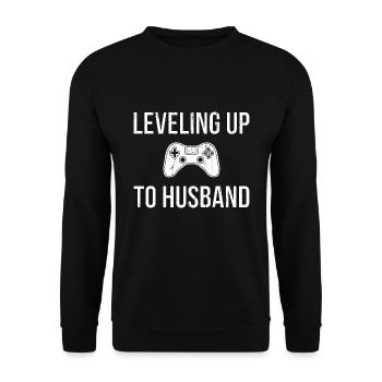 Leveling up to Husband Geschenk - Unisex Pullover - Schwarz - Vorne - Alina (178cm) & Michal (187cm)