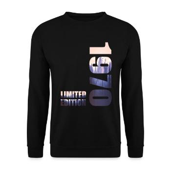 1970. Limited Edition T-Shirt Geburtstags Idee - Unisex Pullover - Schwarz - Vorne - Alina (178cm) & Michal (187cm)