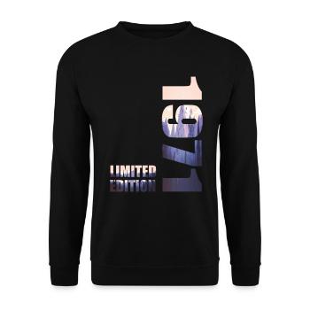 1971. Limited Edition T-Shirt Geburtstags Idee - Unisex Pullover - Schwarz - Vorne - Alina (178cm) & Michal (187cm)