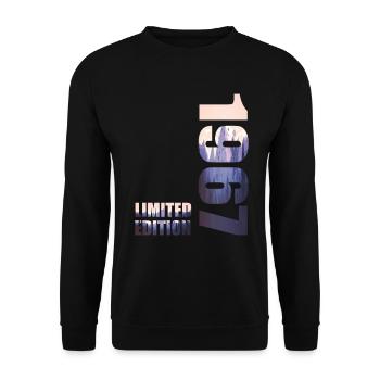 1967. Limited Edition T-Shirt Geburtstags Idee - Unisex Pullover - Schwarz - Vorne - Alina (178cm) & Michal (187cm)