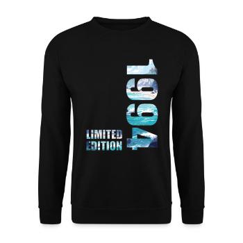 1994 Limited Edition T-Shirt Geburtstags Idee - Unisex Pullover - Schwarz - Vorne - Alina (178cm) & Michal (187cm)