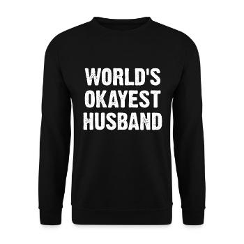 World's Okayest Husband - Unisex Pullover - Schwarz - Vorne - Alina (178cm) & Michal (187cm)