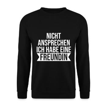 Bitte nicht ansprechen ich habe eine Freundin JGA - Unisex Pullover - Schwarz - Vorne - Alina (178cm) & Michal (187cm)