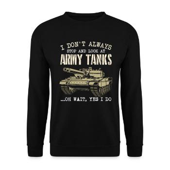 Ich halte nicht immer inne und schaue mir Armeepanzer an - Unisex Pullover - Schwarz - Vorne - Alina (178cm) & Michal (187cm)
