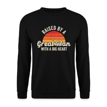 Aufgewachsen von einem großen Mann mit einem großen Herzen Vatertag - Unisex Pullover - Schwarz - Vorne - Alina (178cm) & Michal (187cm)