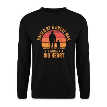 Aufgewachsen von einem großen Mann mit einem großen Herzen Vatertag - Unisex Pullover - Schwarz - Vorne - Alina (178cm) & Michal (187cm)