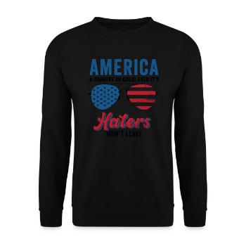 Amerika: Ein Land, das so großartig ist, dass die USA patriotisch sind - Unisex Pullover - Schwarz - Vorne - Alina (178cm) & Michal (187cm)