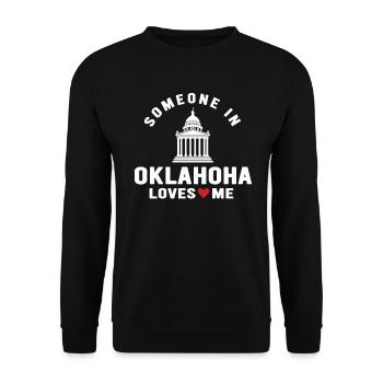 Jemand in Oklahoma liebt mich - Unisex Pullover - Schwarz - Vorne - Alina (178cm) & Michal (187cm)