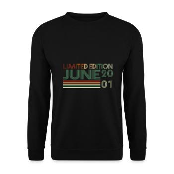 22. Geburtstag Juni Jahrgang 2001 Vintage - Unisex Pullover - Schwarz - Vorne - Alina (178cm) & Michal (187cm)