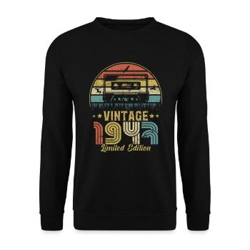 Vintage-Kassette 1947 - Unisex Pullover - Schwarz - Vorne - Alina (178cm) & Michal (187cm)