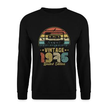 Vintage-Kassette 1976 - Unisex Pullover - Schwarz - Vorne - Alina (178cm) & Michal (187cm)