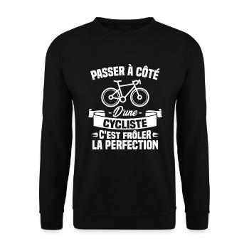 Passer à coté d un cycliste, frôler la perfection - Sweat-shirt Unisexe - noir - Devant - Alina (178cm) & Michal (187cm)