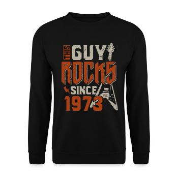 Dieser Kerl rockt seit 1973 Jahrgang Geburtstag - Unisex Pullover - Schwarz - Vorne - Alina (178cm) & Michal (187cm)