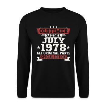 Oldtimer July 1978 44th Birthday Gift Men - Unisex Sweatshirt - black - Front - Alina (178cm) & Michal (187cm)