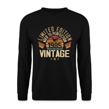 Jahrgang 1985 Retro 1985 Geburtstagsgeschenk - Unisex Pullover - Schwarz - Vorne - Alina (178cm) & Michal (187cm)
