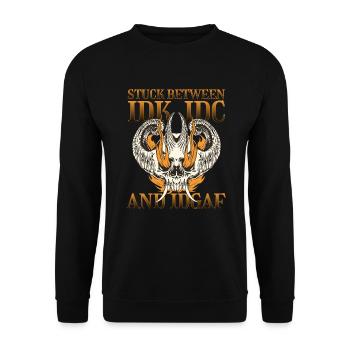 Steckt zwischen IDK IDC und IDGAF fest - Unisex Pullover - Schwarz - Vorne - Alina (178cm) & Michal (187cm)