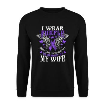 Ich trage Lila in Erinnerung an die Überdosis mein - Unisex Pullover - Schwarz - Vorne - Alina (178cm) & Michal (187cm)