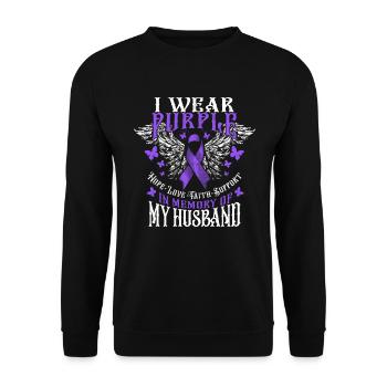 Ich trage Lila in Erinnerung an die Überdosis mein - Unisex Pullover - Schwarz - Vorne - Alina (178cm) & Michal (187cm)