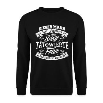 Vergeben an sexy tätowierte Frau - Unisex Pullover - Schwarz - Vorne - Alina (178cm) & Michal (187cm)