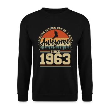 Jahrgang 1963 Geburtstag - Awesome since 1963 - Unisex Pullover - Schwarz - Vorne - Alina (178cm) & Michal (187cm)