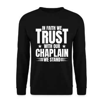 Im Glauben Vertrauen Wir Auf Unseren Kaplan, Wir - Unisex Pullover - Schwarz - Vorne - Alina (178cm) & Michal (187cm)