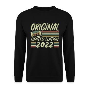 Jahrgang 2022 Retro Geburtstagsgeschenk 2022 - Unisex Pullover - Schwarz - Vorne - Alina (178cm) & Michal (187cm)
