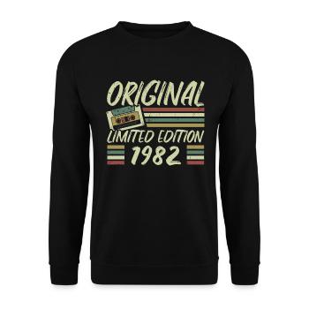 Jahrgang 1982 Retro 1982 Geburtstagsgeschenk - Unisex Pullover - Schwarz - Vorne - Alina (178cm) & Michal (187cm)