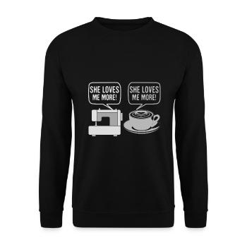 Nähen Humor Geschenke Sie liebt mich mehr Nähen - Unisex Pullover - Schwarz - Vorne - Alina (178cm) & Michal (187cm)