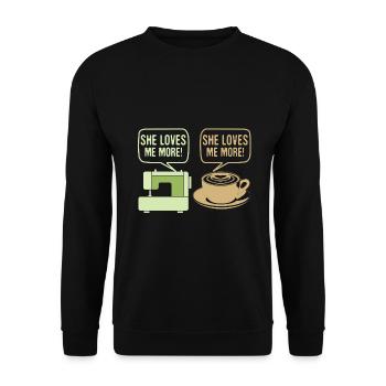 Nähhumor Sie liebt mich mehr Nähmaschine - Unisex Pullover - Schwarz - Vorne - Alina (178cm) & Michal (187cm)