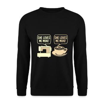 Nähen Humor Geschenkidee Sie liebt mich mehr Nähen - Unisex Pullover - Schwarz - Vorne - Alina (178cm) & Michal (187cm)