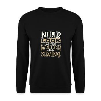 Schneidergeschenke schauen nie auf die Uhr, während - Unisex Pullover - Schwarz - Vorne - Alina (178cm) & Michal (187cm)