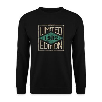 Awesome Since 1982 Retro Vintage Design - Unisex Pullover - Schwarz - Vorne - Alina (178cm) & Michal (187cm)