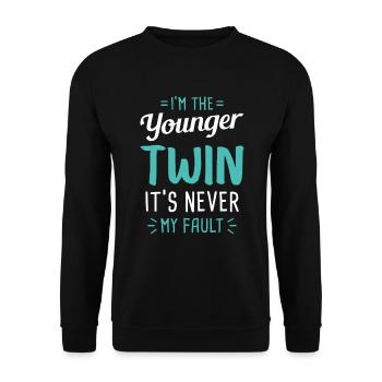 I M THE YOUNGER TWIN IT S NEVER MY FAULT - Unisex Pullover - Schwarz - Vorne - Alina (178cm) & Michal (187cm)