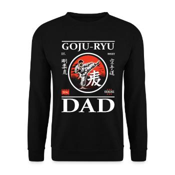 Goju-Ryu Karate Dad Design mit Karateka und Kanji - Unisex Pullover - Schwarz - Vorne - Alina (178cm) & Michal (187cm)