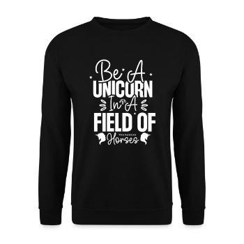 Sei ein Einhorn auf einer Wiese voller Pferde - Unisex Pullover - Schwarz - Vorne - Alina (178cm) & Michal (187cm)
