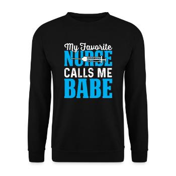 meine Lieblingskrankenschwester nennt mich Babe - Unisex Pullover - Schwarz - Vorne - Alina (178cm) & Michal (187cm)
