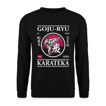 Goju-Ryu Karateka – Stärke trifft auf Gelassenheit - Unisex Pullover - Schwarz - Vorne - Alina (178cm) & Michal (187cm)