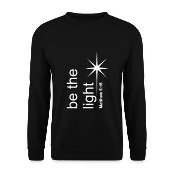 Christian Design Be the Light Matthäus 5 Vers 16 - Unisex Pullover - Schwarz - Vorne - Alina (178cm) & Michal (187cm)