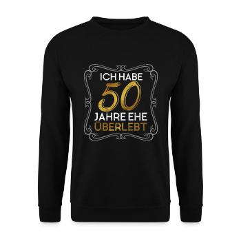 Ich habe 50 Jahre Ehe überlebt Lustiges Hochzeit - Unisex Pullover - Schwarz - Vorne - Alina (178cm) & Michal (187cm)