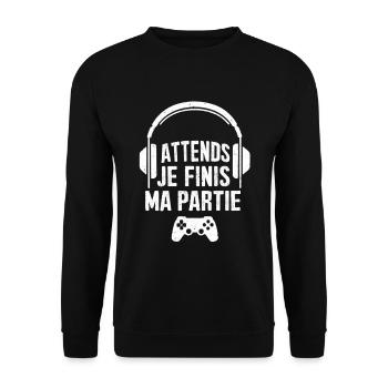 Gamer - Warte, ich beende mein Spiel - Geek-Geschenk - Unisex Pullover - Schwarz - Vorne - Alina (178cm) & Michal (187cm)