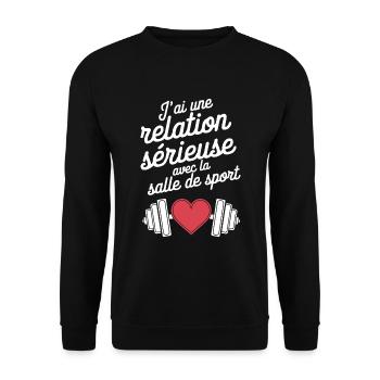 Ich habe eine Beziehung zum Fitnessstudio Workout - Unisex Pullover - Schwarz - Vorne - Alina (178cm) & Michal (187cm)