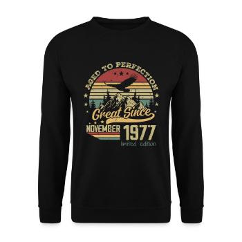 47 years old Aged to perfection born: November 1977 - Unisex Sweatshirt - black - Front - Alina (178cm) & Michal (187cm)