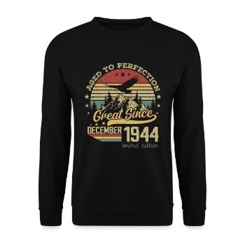 80 Years Old Aged to Perfection Born: December 1944 - Unisex Sweatshirt - black - Front - Alina (178cm) & Michal (187cm)